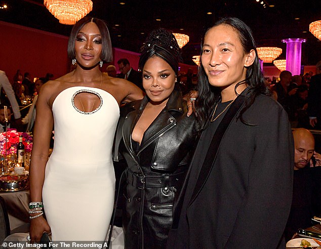  알렉산더왕(Alexander Wang)은 파티에서 복수의 남성 모델과 트랜스 모델에게 MDMA를 투약한 뒤 성폭행을 가했다고 주장했다.