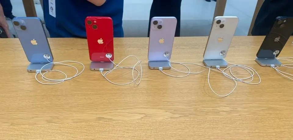 아이폰 14 시리즈 5가지 색상입니다. 왼쪽부터 블루&#44; 레드&#44; 퍼플&#44; 스타라이트&#44; 미드나이트