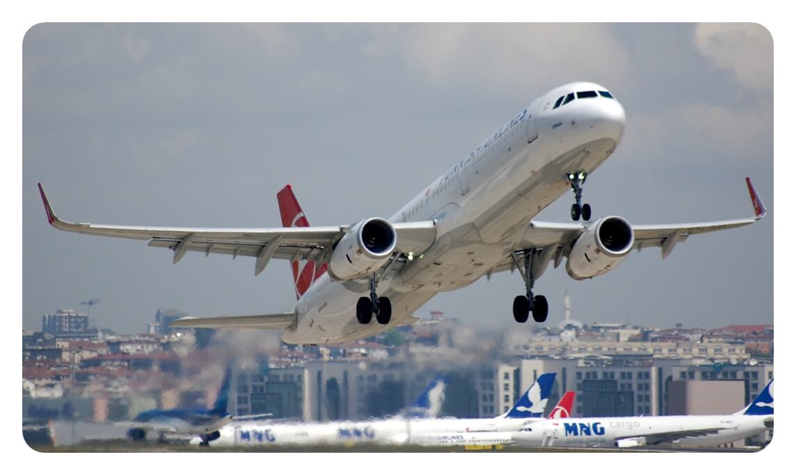터키항공 Turkish Airlines A321-200 비행기가 이륙하는 모습을 찍은 사진