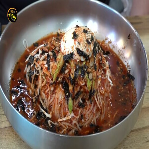 빨갛게 잘만들어진 비빔국수
