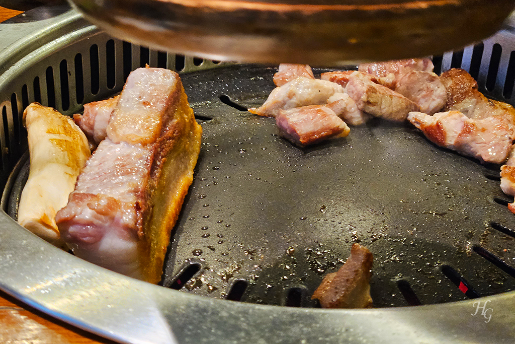 숙달 방콕 프리미엄 코리안 바비큐 SOOKDAL BANGKOK Premium Korean BBQ 통삼겹살 굽는 중