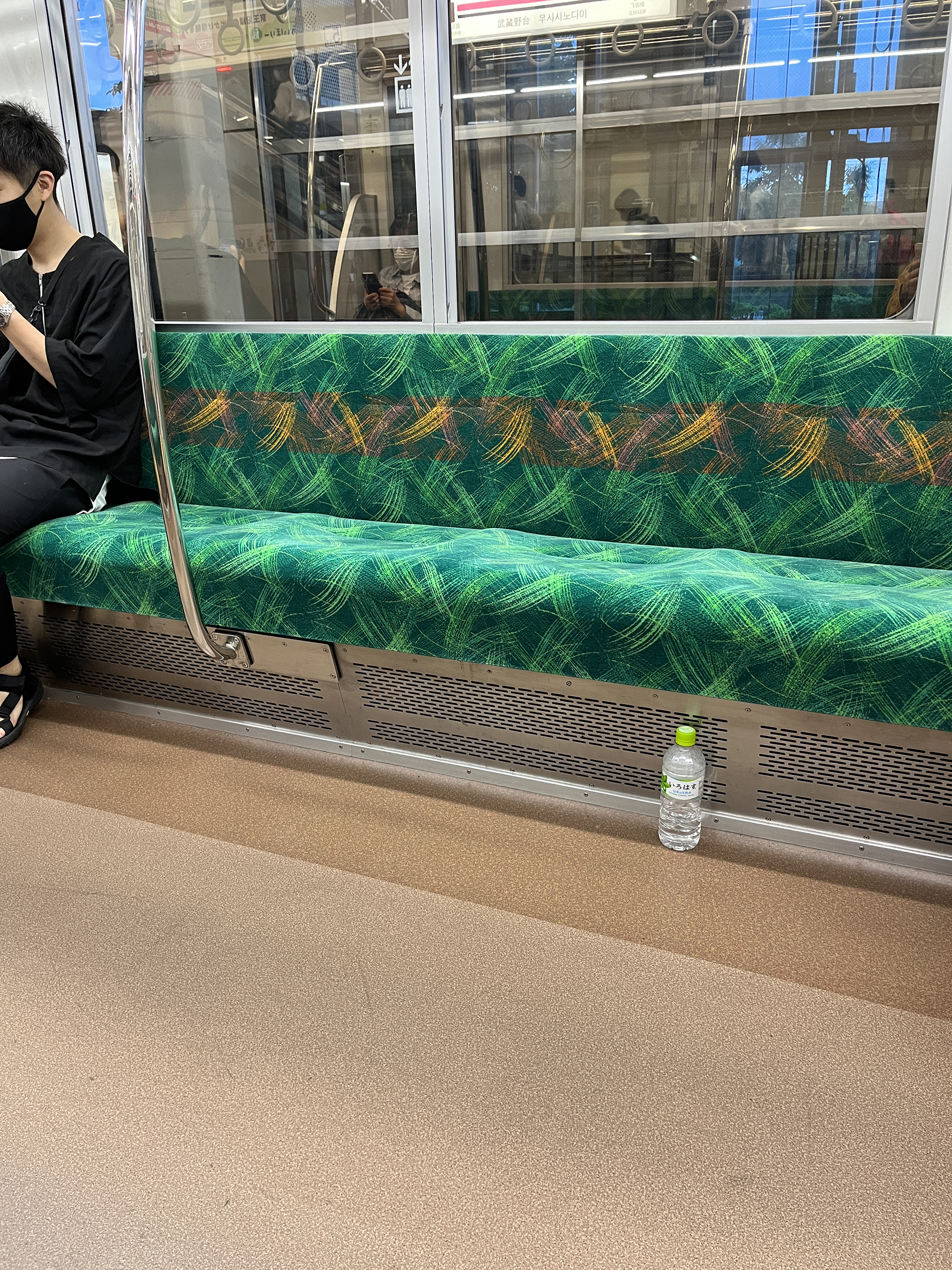 일본 전철에 버려진 페트병