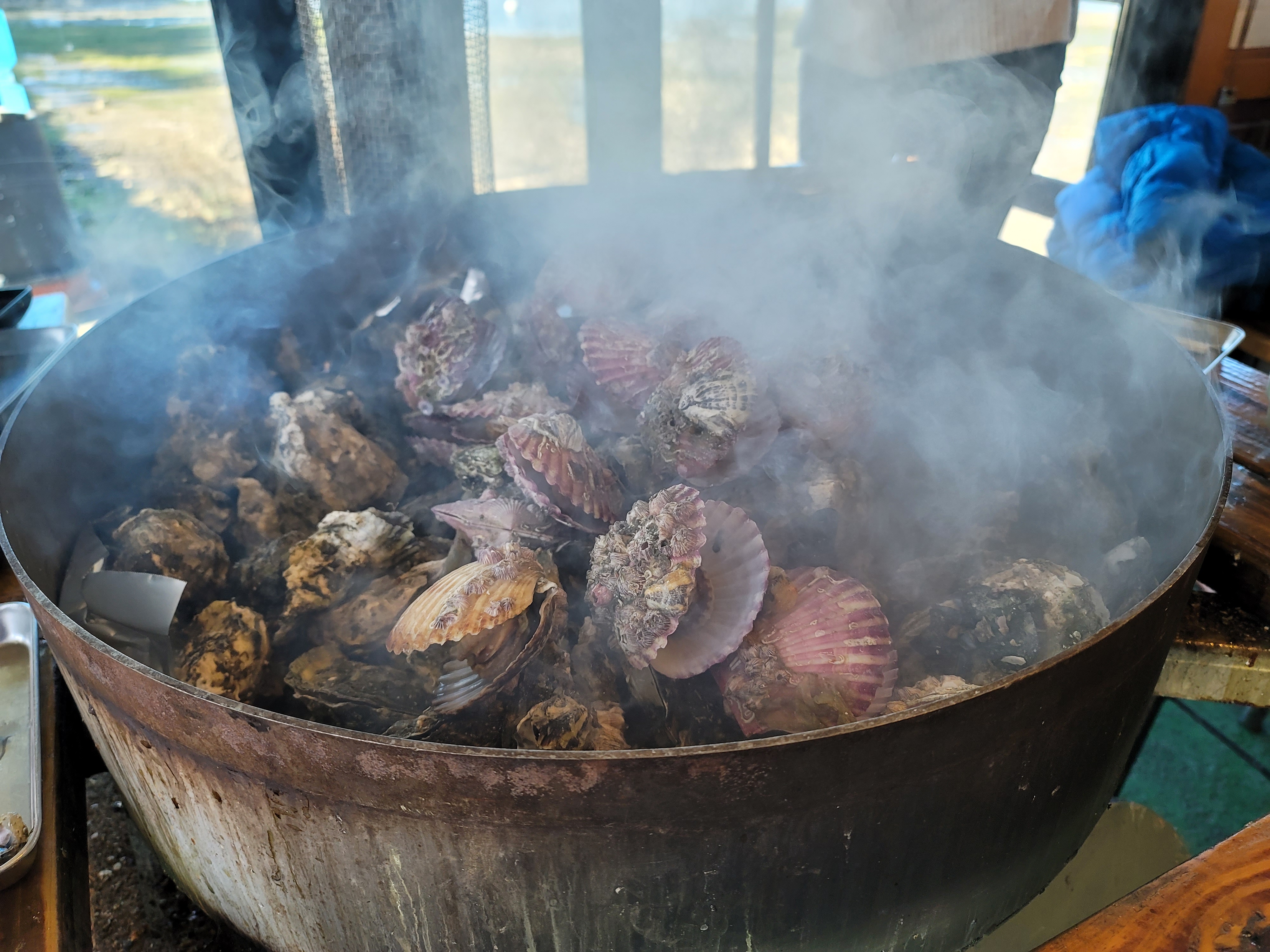  석화찜과 다른 매력 굴구이로 소문난 마산 원조 반동굴구이, 기대보다는 분위로 먹는곳