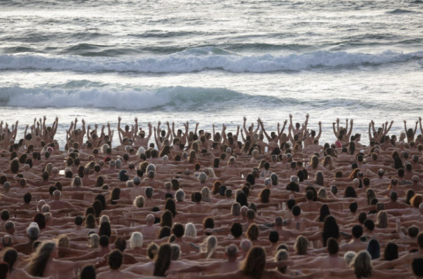 호주 해변에서 남녀 2500명이 알몸으로.. 대체 어떤사연이?