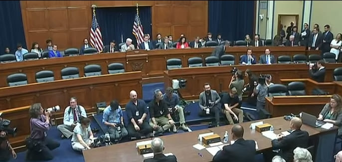 미 의회에서 공개된 UFO의 진실...곧 밝혀지나 Matt Gaetz reveals he's seen footage of four UFOs that are...