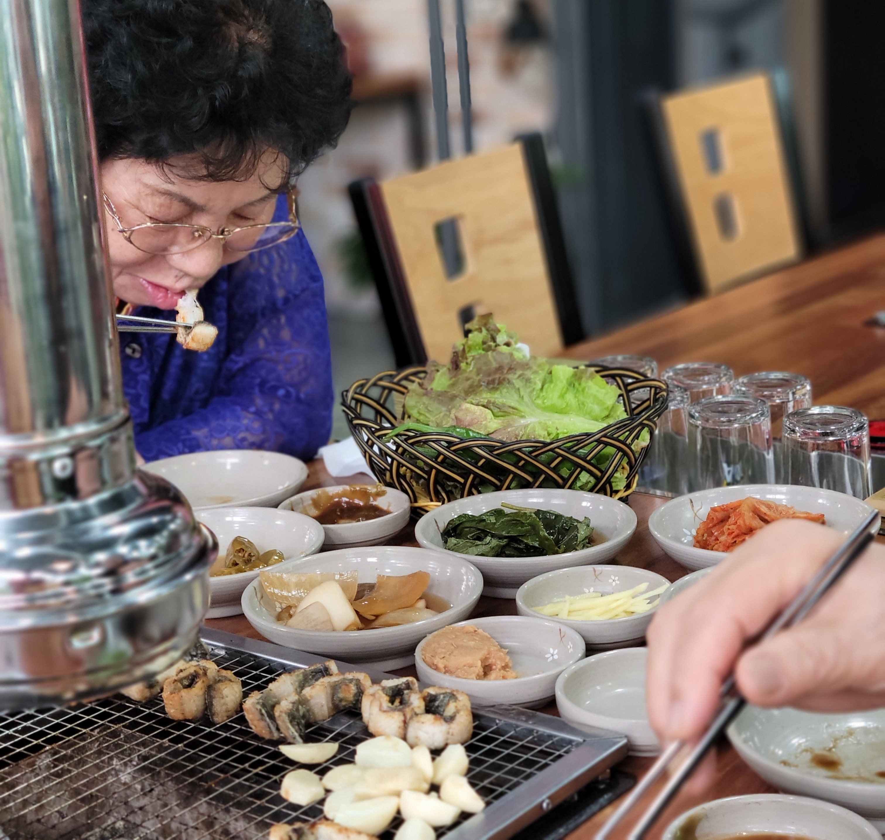  장어에 술잔 기우는 할머니의 모습이 너무 이뻐서