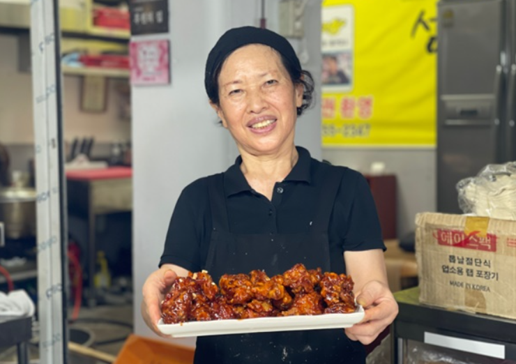 치킨-들고-있는-사장님