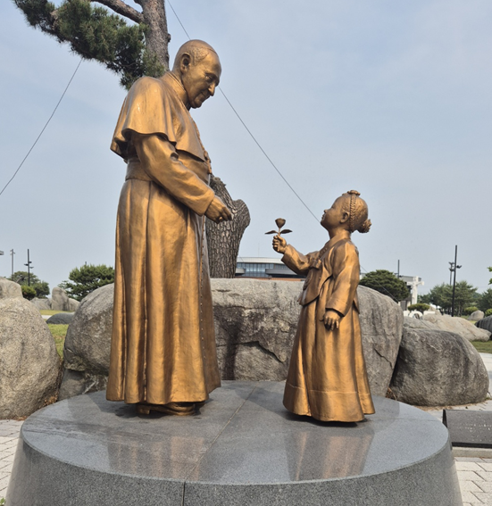 프란체스코 교황, 한국어린이 조형물