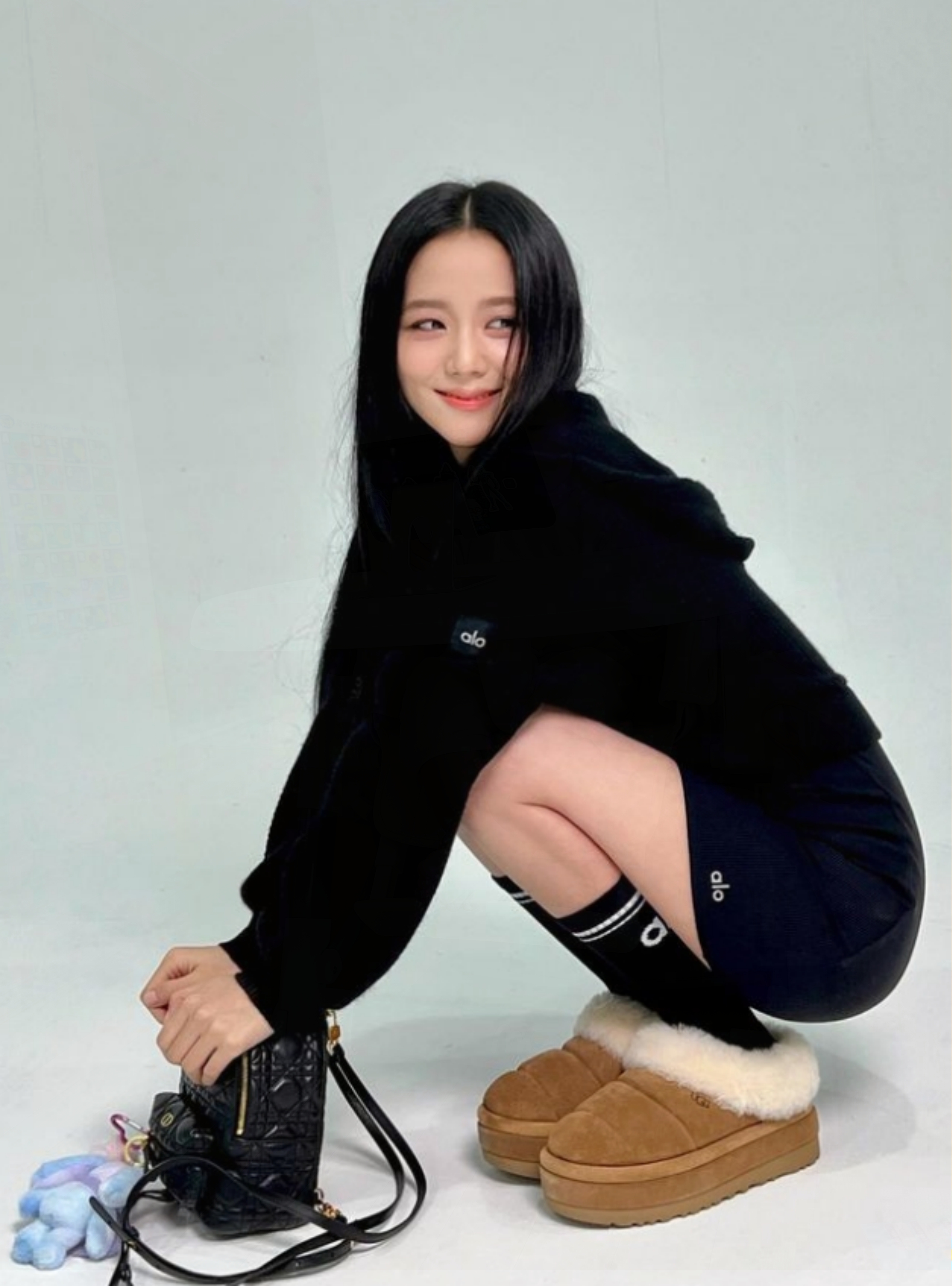  블랙핑크 지수 요가복 화보 촬영 비하인드 컷 절로 웃음이 나오네