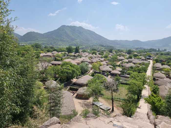 낙안읍성의 가장 높은 성곽에서 낙안읍성 내 민속마을이 보이도록 찍은 전망 사진