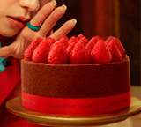 투썸 초코케이크 위 딸기가 얹어진 스초생 케이크