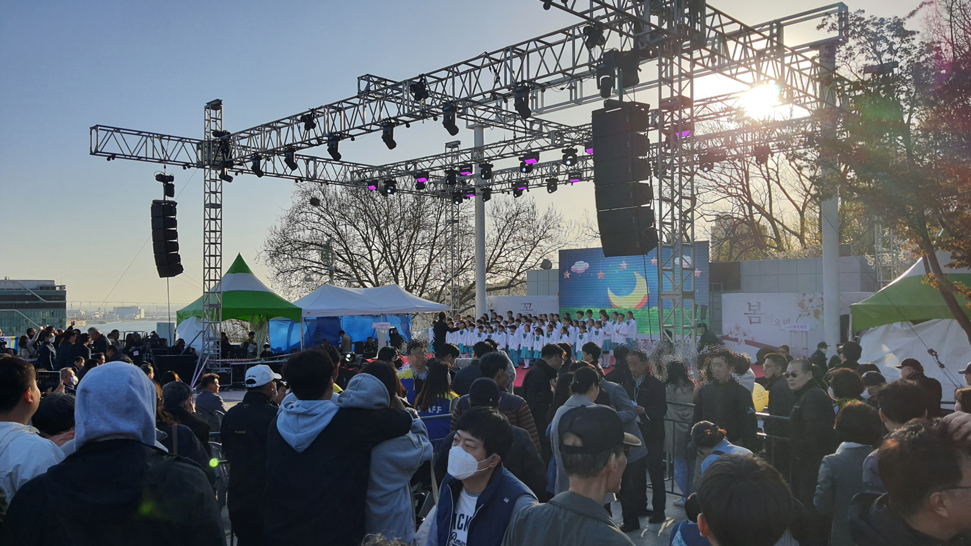 인천 자유공원에서 벚꽃축제로 여러가지 행사가 진행중이다.