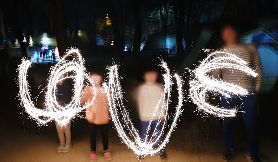 스파클링 불꽃놀이로 love만들기