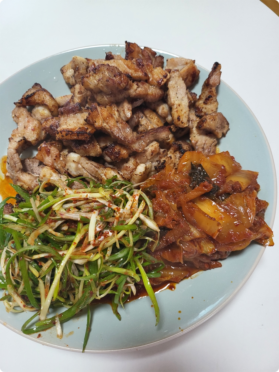  아~ 오늘 저녁은 뭐 먹어야 맛있게 먹었다고 할수 있을까? 삼겹살 구워 먹자~