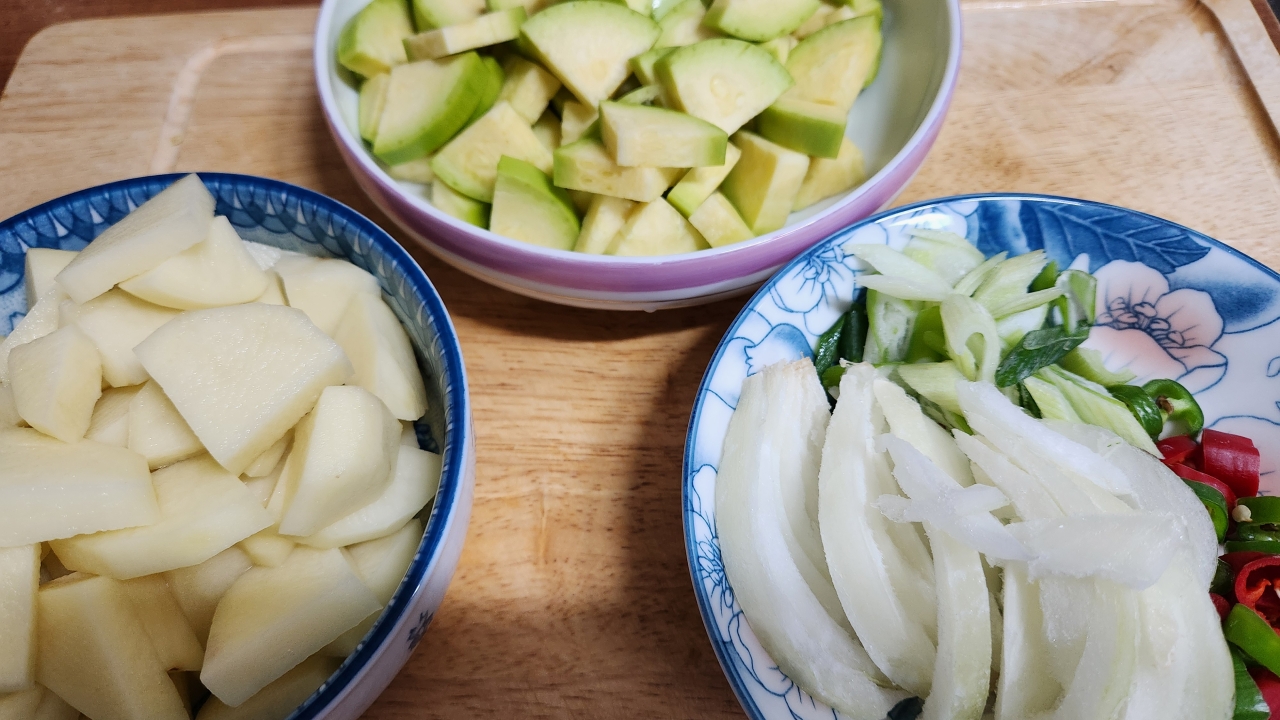 쌀쌀한 한겨울 단골 얼큰 찌개 메뉴 호박 감자 고추장 찌개 초간단 레시피 - undefined - undefined - 🫕 호박 감자 고추장 찌개 재료 : 쌀쌀한 한겨울 단골 얼큰 찌개 메뉴 호박 감자 고추장 찌개 초간단 레시피 - undefined - undefined - 🫕 호박 감자 고추장 찌개 재료 :
