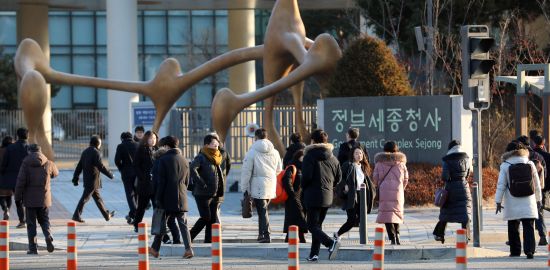  9급이 고작 168만원.. 공무원 임금 찔끔 인상에 '부글'