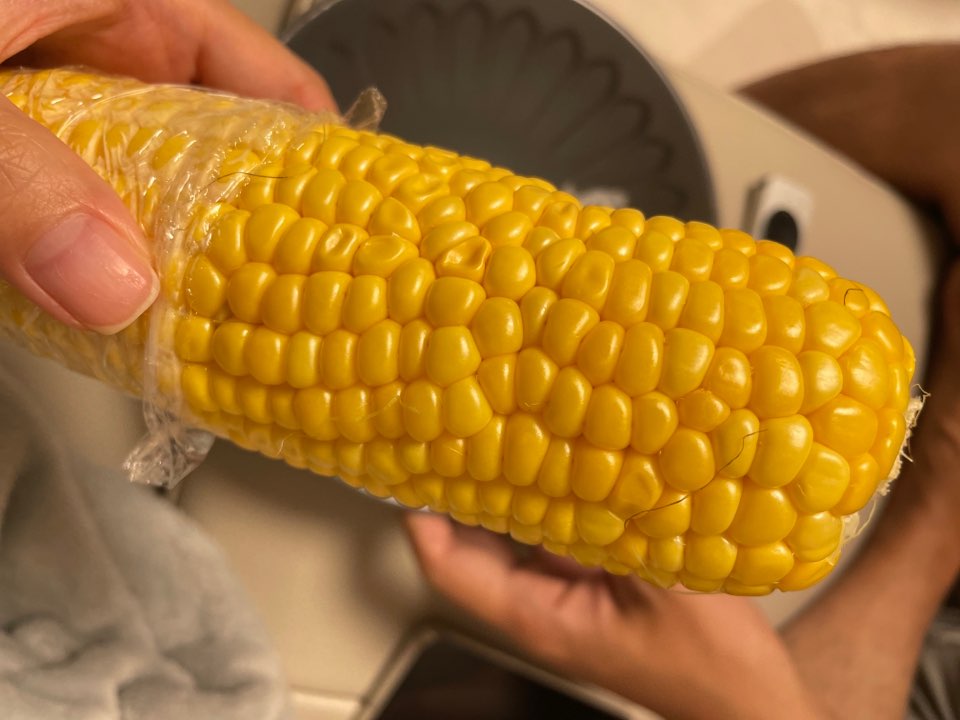 초당옥수수 먹는 사진