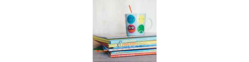 어린이-책-눕혀-있는-모습과-컵