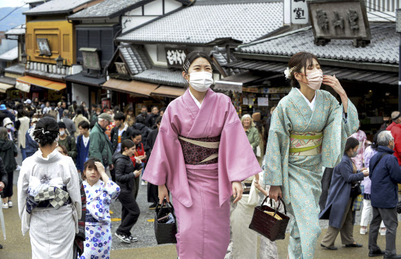 일본 정부가 최근 코로나19 팬데믹 이후 3년 만에 마스크 착용 의무를 해제한 가운데 교토 관광지의 거리를 방문객들이 걷고 있다.