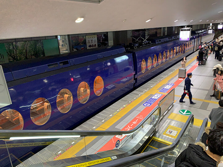 간사이국제공항에서 오사카 중심가인 난바로 직행하는 라피트 특급 열차의 모습