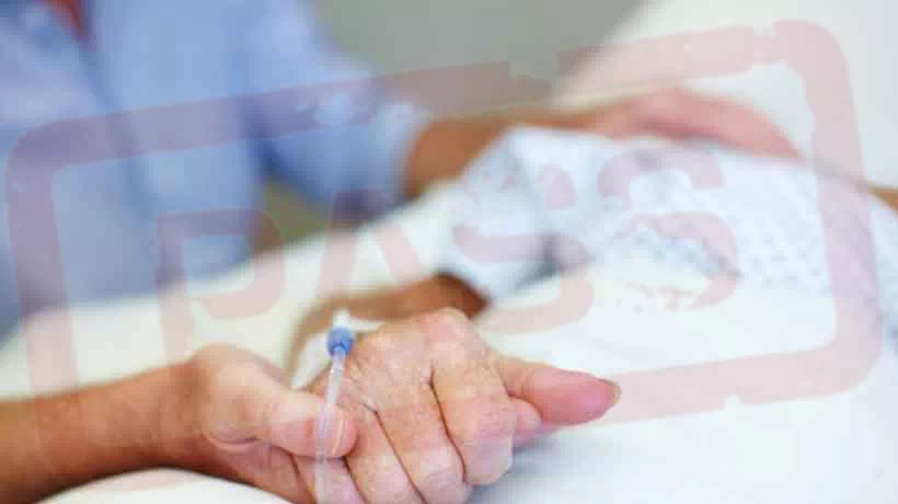 보호자의 손을 잡고 누워있는 환자