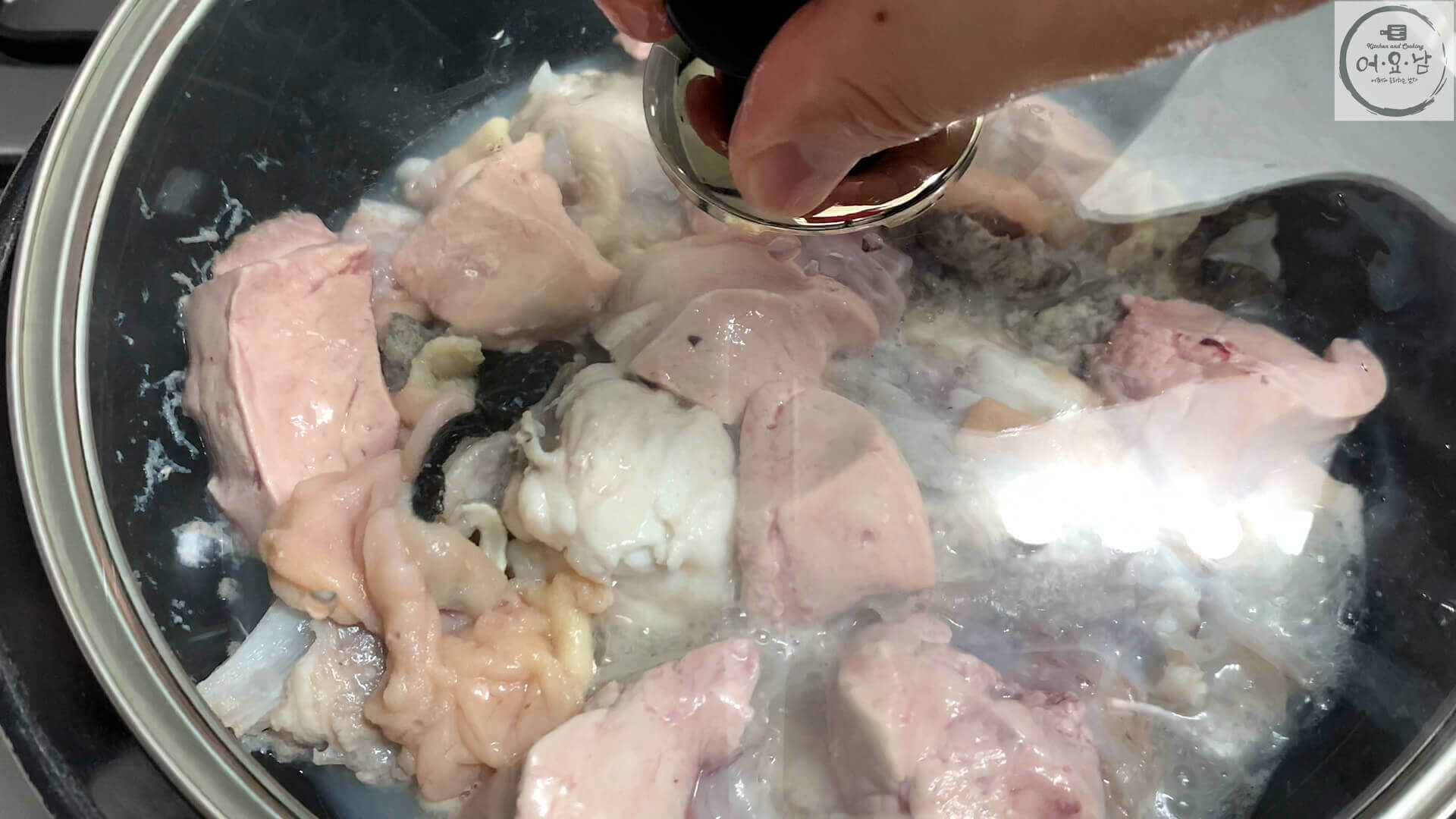 아귀찜_아귀초벌삶기_내장넣고삶기