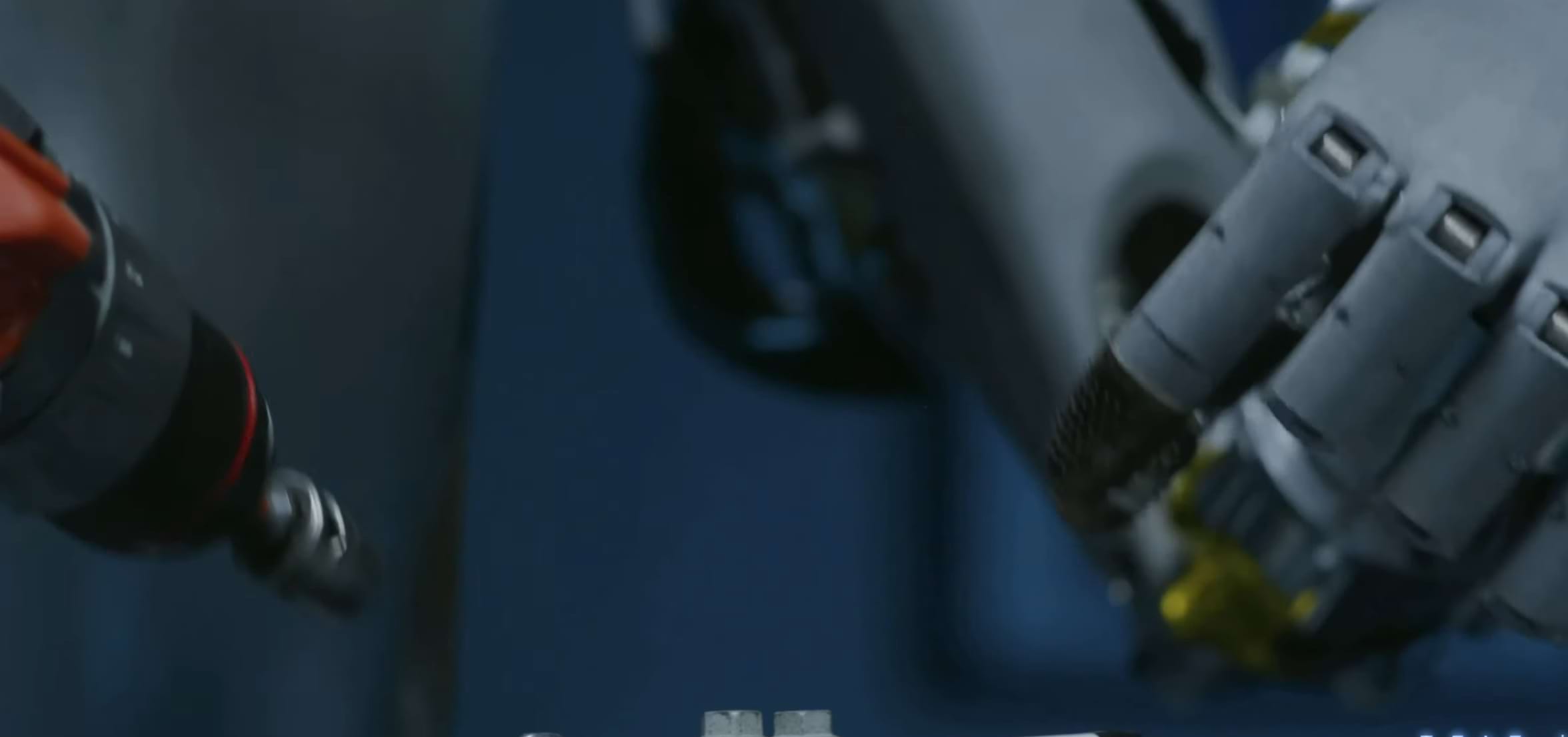 Tesla 로봇은 ,  전동 드라이버(공구)를 손으로 잡고 ,  볼트를 집을 수 있습니다.  마치 사람의 손처럼 움직입니다.