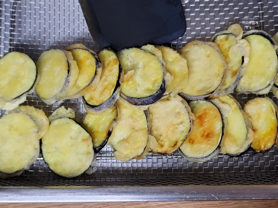 가지부침개 만드는 법 부침개 반죽의 비교적 간단한 가지부침개 요리 16