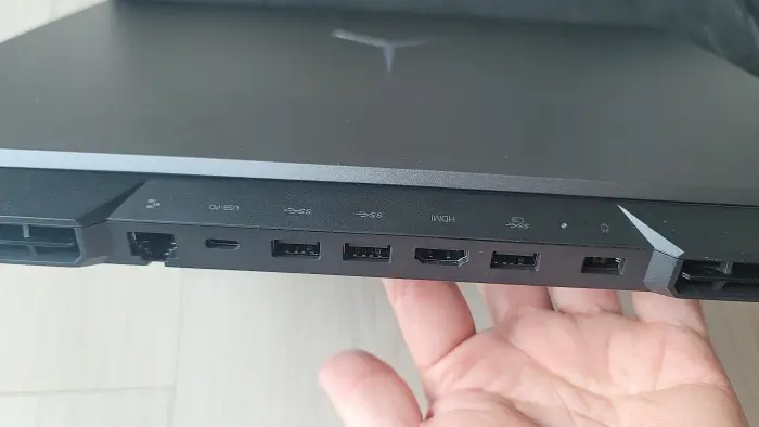 노트북 후면의 포트 사진입니다.
포트는 랜선&#44; USB-C&#44; USB-A&#44; HDMI&#44; 전원선이 있습니다.