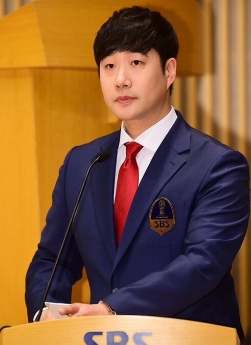 마이크앞에서있는-남성의모습