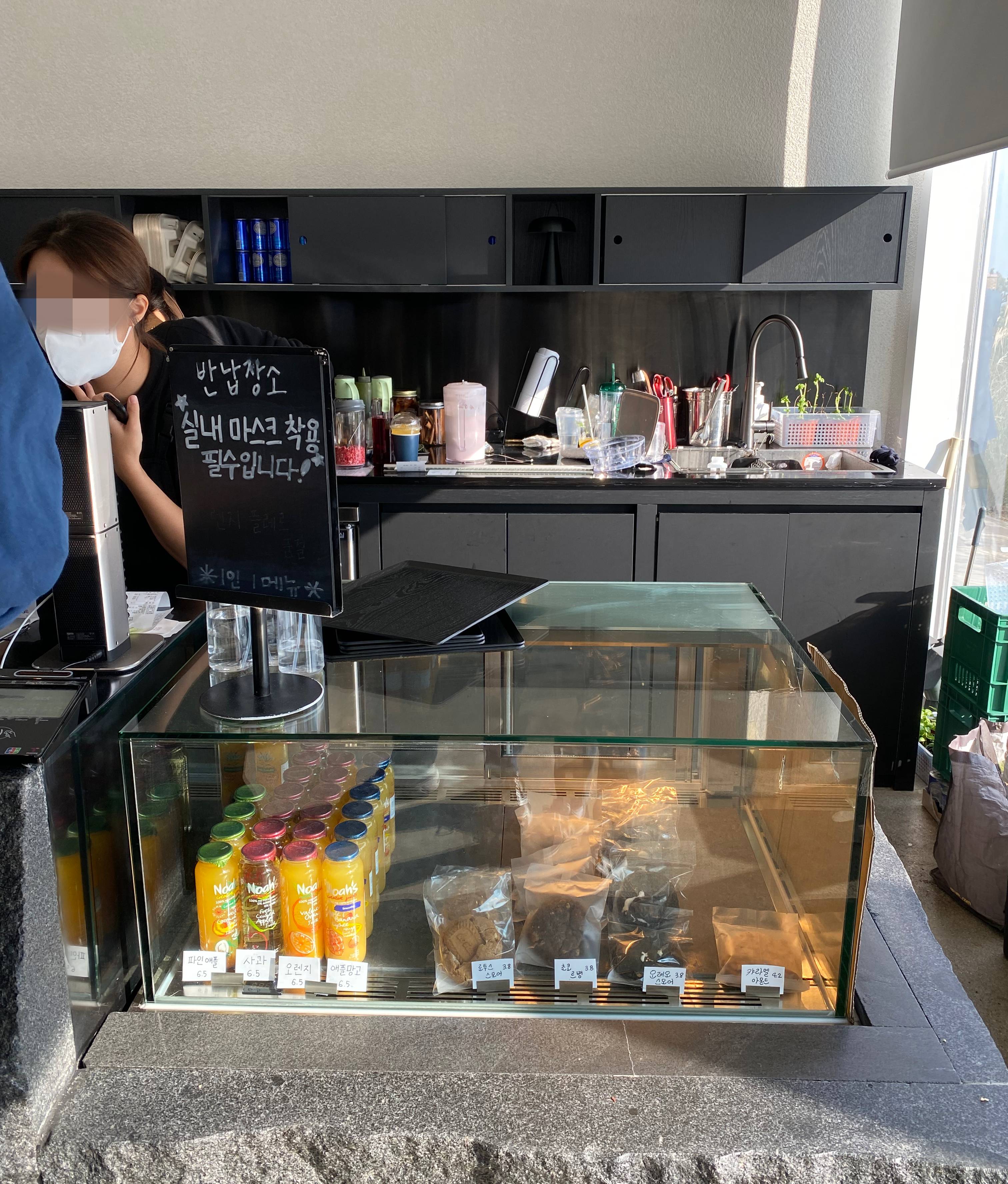카페 긷 냉장 전시장 안에 병음료와 쿠키가 놓여있는 사진