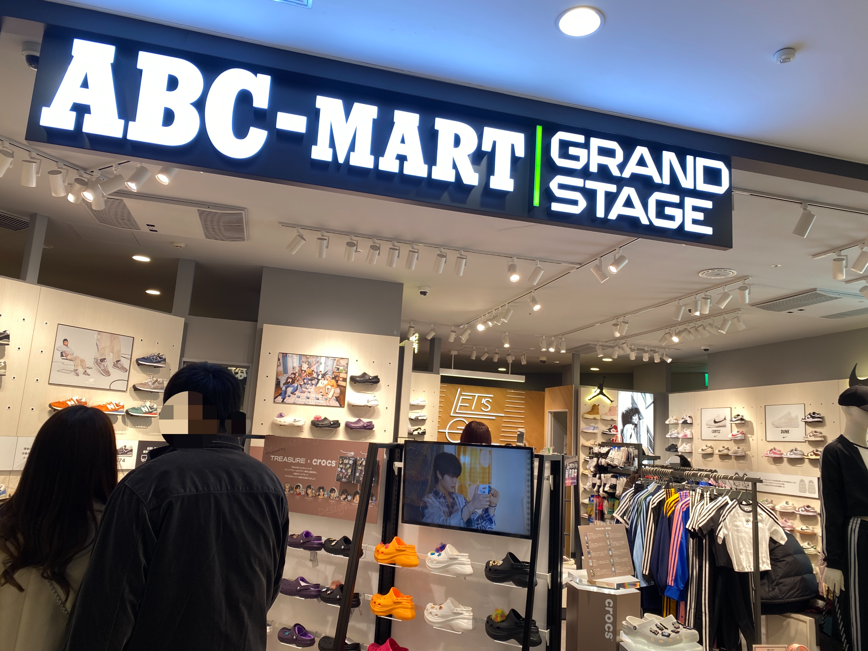 다양한 브랜드의 신발을 판매하는 ABC MART 매장