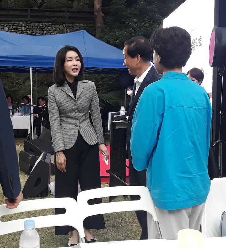  이재오 "김건희, 연예인도 아닌데 사진 찍어 배포하냐"