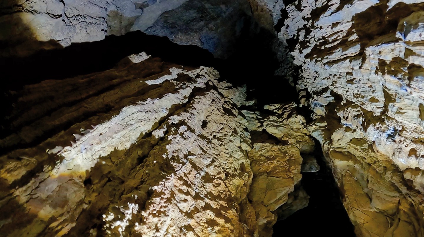 동굴 천장