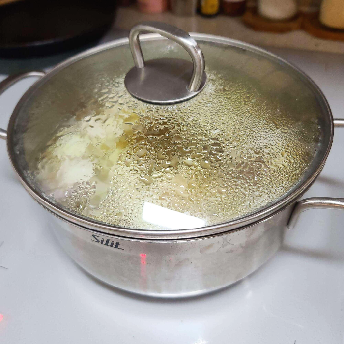 소고기무국 끓이는법-뚜껑덮고 끓여주기