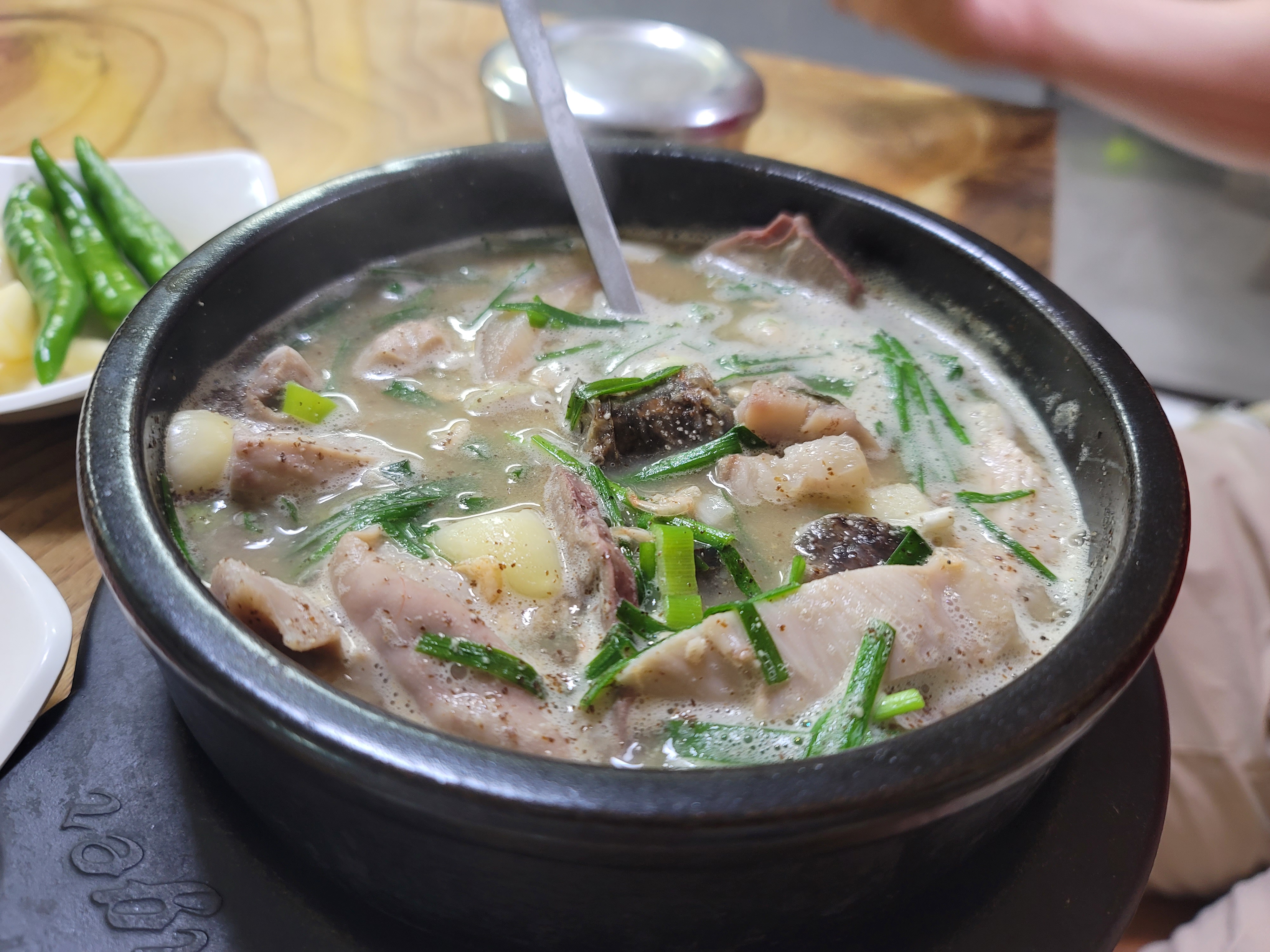 단양구경시장 먹거리&#44; 흑마늘 닭강정과 마늘순대&#44; 통마늘순대국 (구경시장 주차팁)