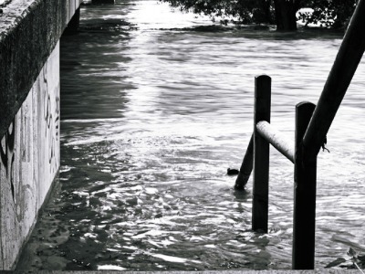 홍수로-잠긴-계단