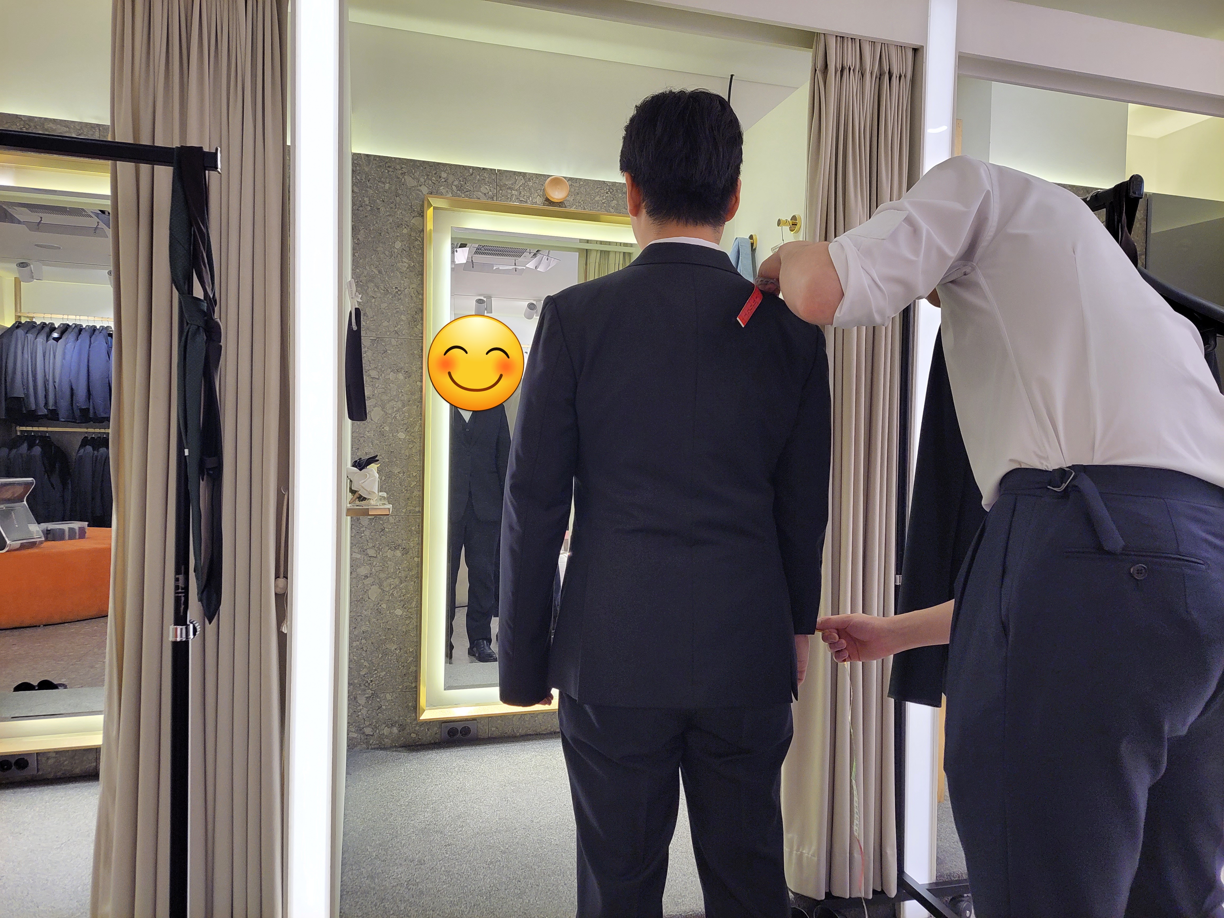 [신랑 예복 대여 전문] 청담 슈트패브릭 렌탈 센터 - 치수 재는 모습