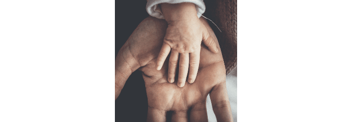 부모급여 신청방법 썸네일 부모와 아이의 손