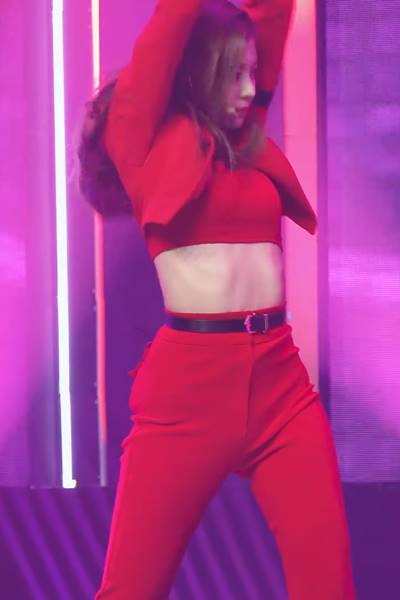 새빨간 크롭 탑 ITZY 리아 움짤