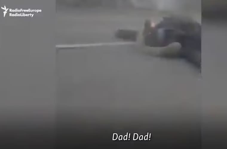 민간인에 총격하는 러시아군 VIDEO: Family cut down by tank fire with son begging father 'don't die'