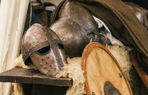 벗어둔-중세-시대-헬멧-모습-사진