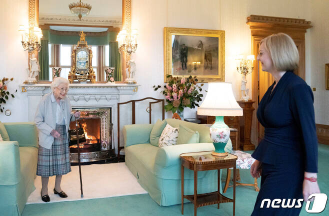 엘리자베스 2세 영국 여왕이 차기 총리에 리즈 트러스 외무 장관을 임명했다. 2022.09.06.