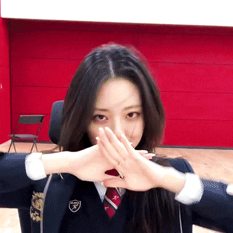  교복 입고 브이앱한 ITZY 유나