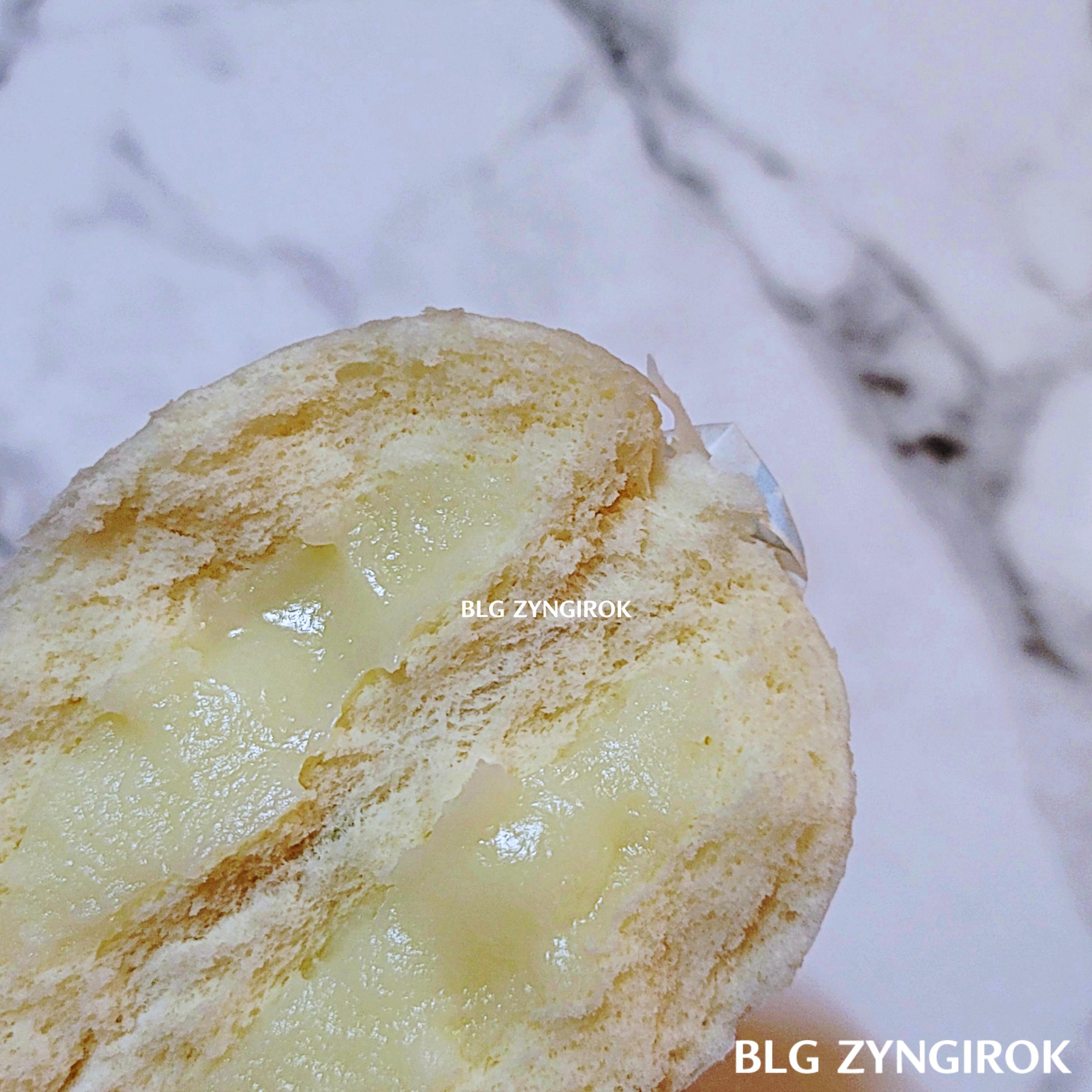 토게피의 순백우유 호빵을 반 가른 모습이다. 흰 호빵 안에 흰 우유 크림이 들어있다.