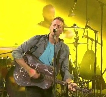 coldplay-yellow-크리스-마틴이-무대에서-yellow를-부르고-있다