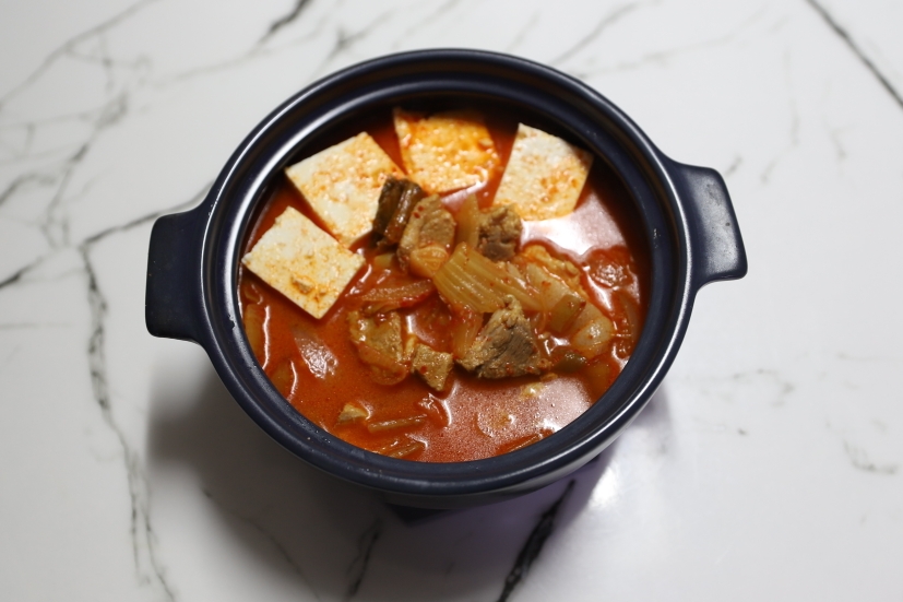 뚝배기에-담아-완성한-돼지고기-김치찌개-모습-2번쩨