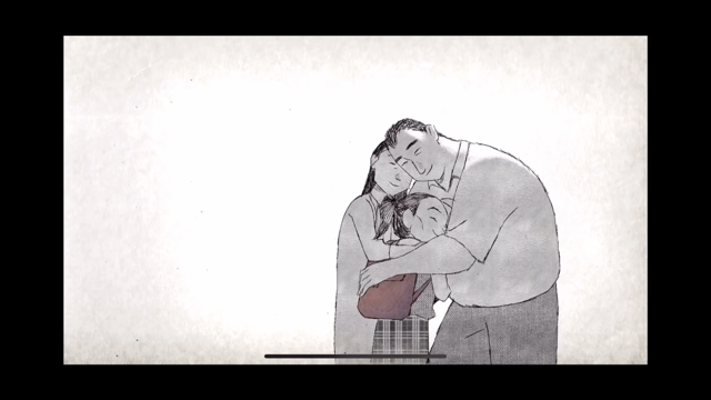 엄마, 아빠, 딸이 서로 부둥켜 안으면서 행복한 시간을 보내고 있습니다