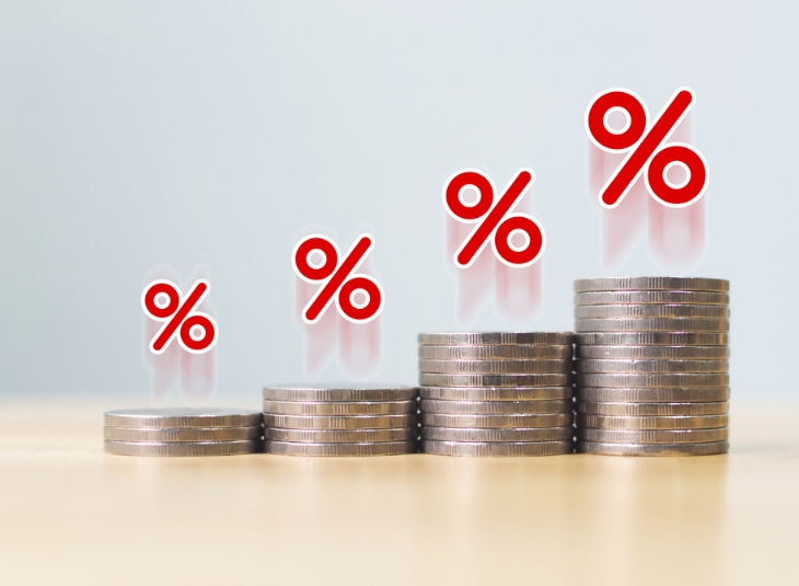 계단식으로 쌓인 동전위에 %를 표시하여 단계적 인상의 이미지