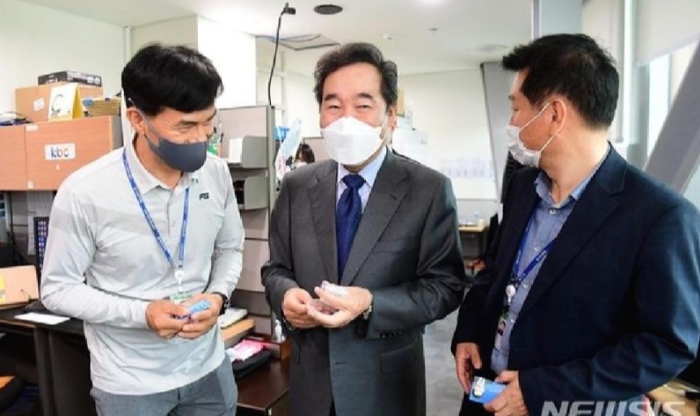  이낙연 더블어 민주당 대표가 군 제대 후 사회 출발 자금 3000만원 지원 검토